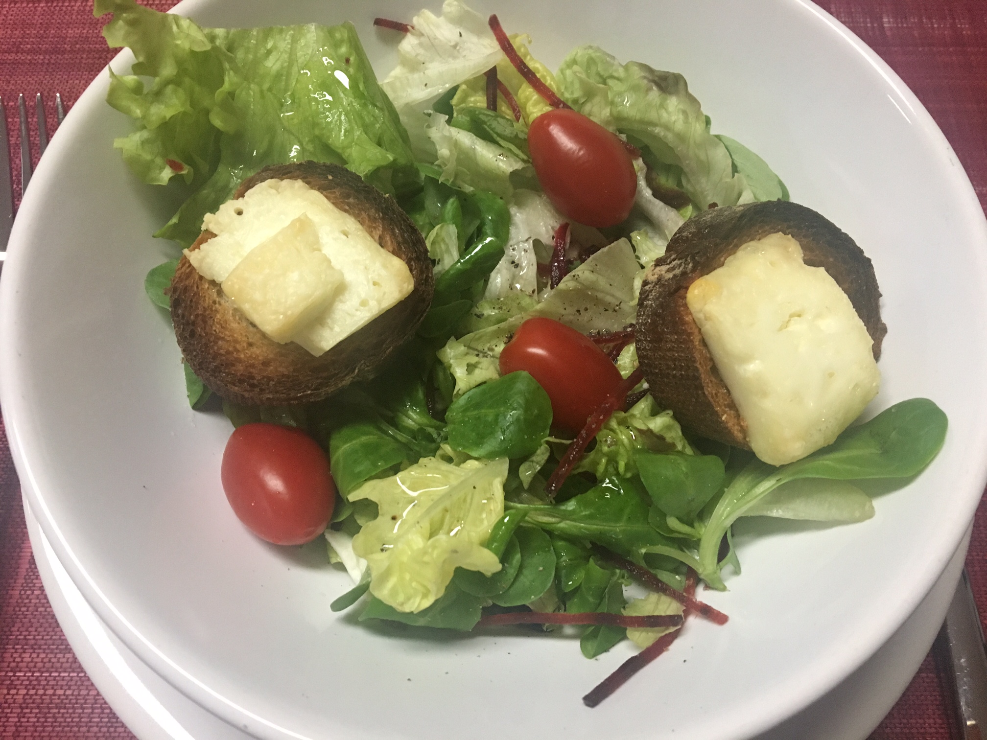 Salade de chèvre chaud